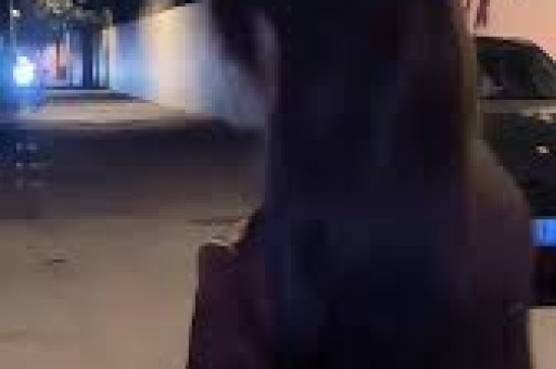高圆圆也耍大牌？被多名工作人员围绕获助理蹲地上穿鞋惹争议
